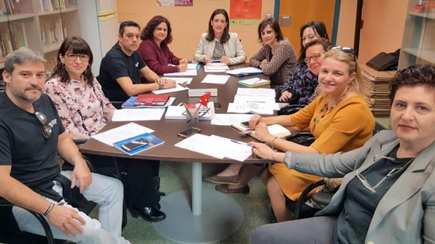 La dtra. de la Mujer con el grupo de Educación y Violencia de Género.