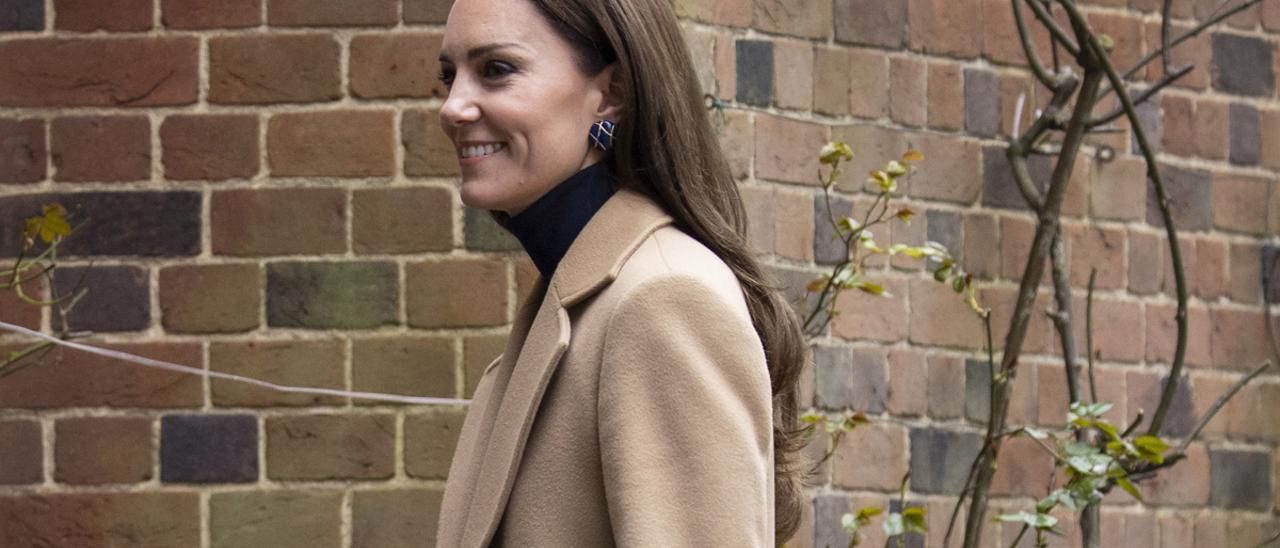 Kate Middleton se exhibe como cocinera en un hogar de ancianos