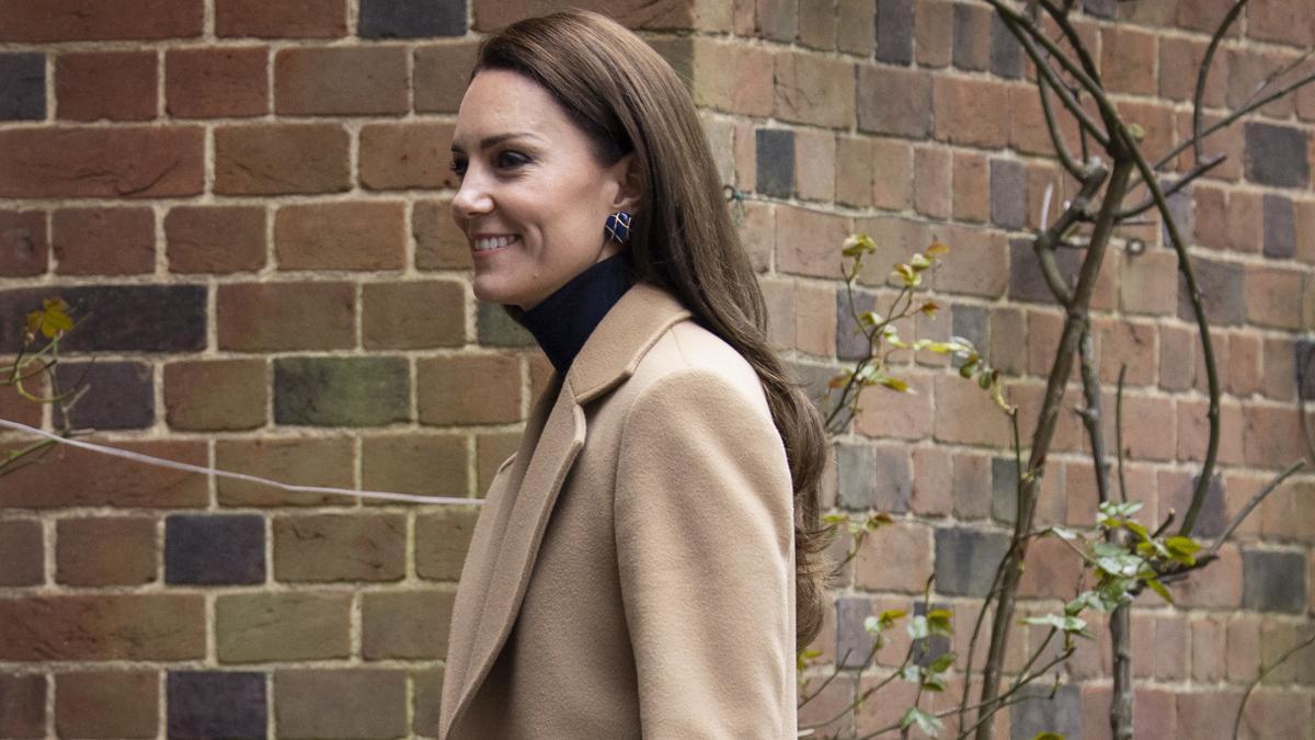 Kate Middleton se exhibe como cocinera en un hogar de ancianos