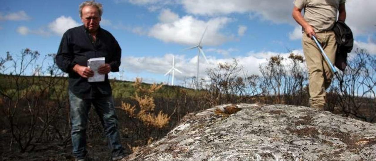 Alén evalúa con Patrimonio el petroglifo de Mamuelas.  // Bernabé/Luismy