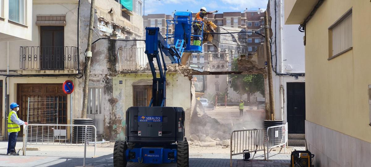 Foto tras la demolición, con la histórica portalada ya echada abajo.