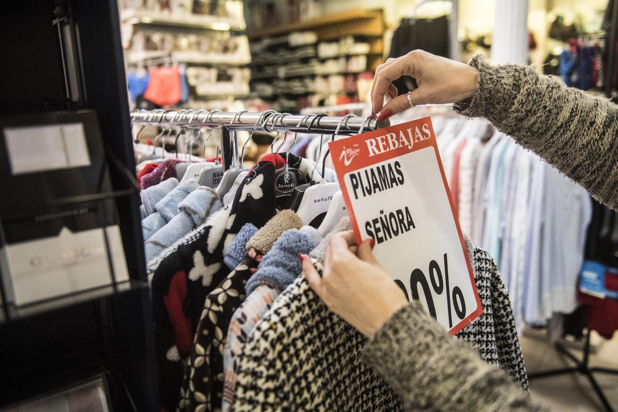 GALERÍA | Así son las rebajas en Cáceres