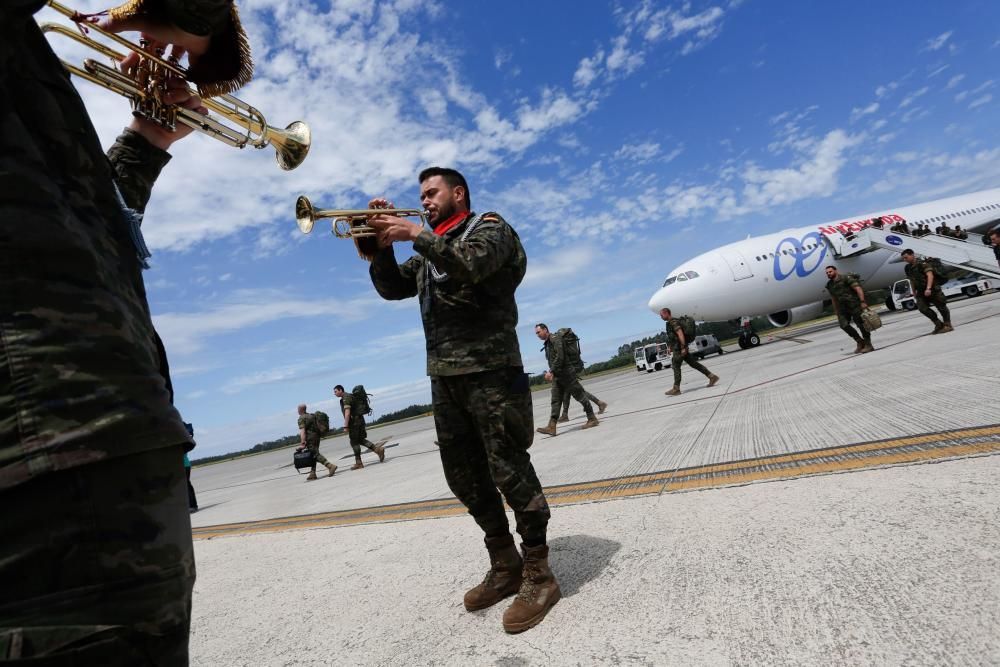 Llegada al aeropuerto de Asturias de los militares procedentes de Polonia