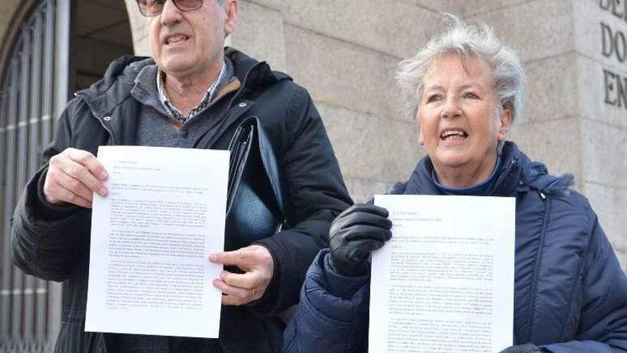 Manuel Monge y Rosa Quiroga ayer en la entrega de firmas.