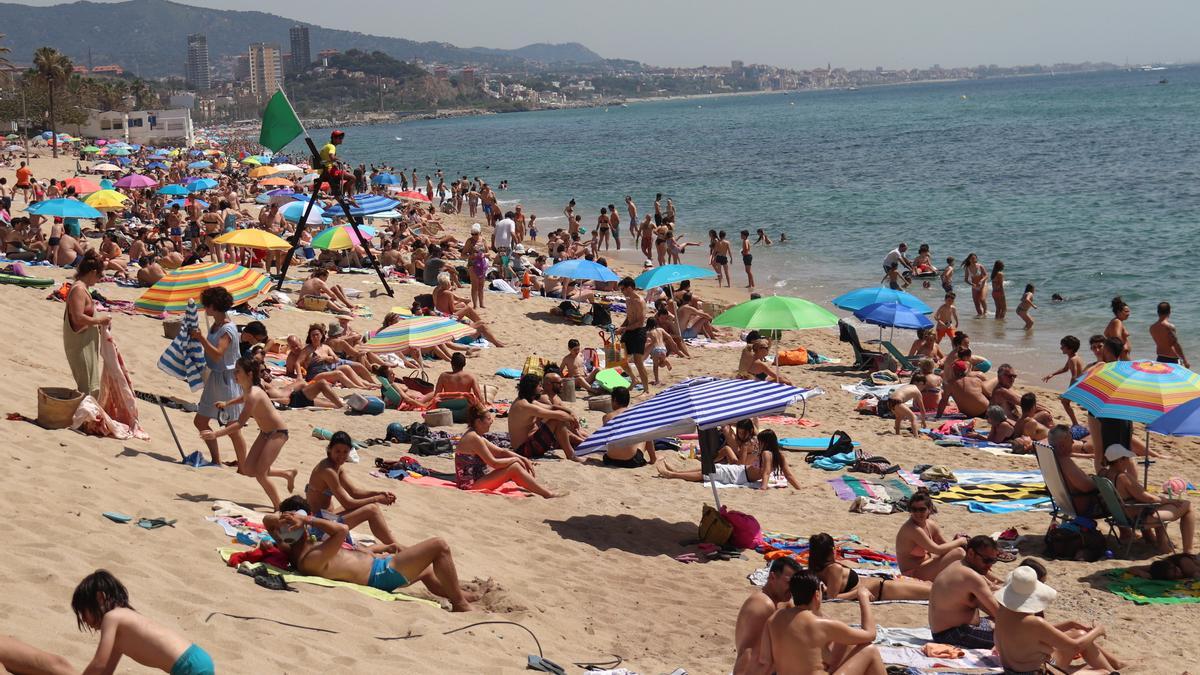 La playa del Pont d'en Botifarreta, en Badalona, llena de bañistas