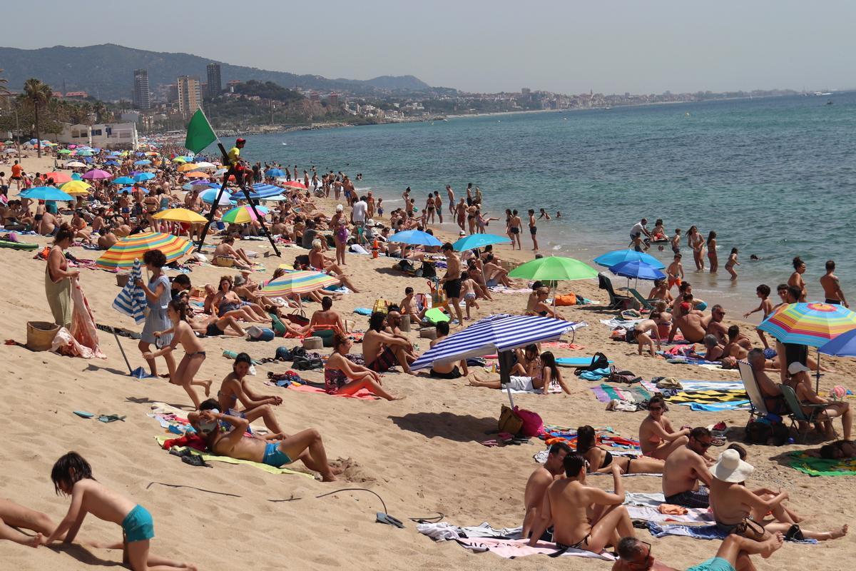 La playa del Pont d’en Botifarreta, en Badalona, llena de bañistas.