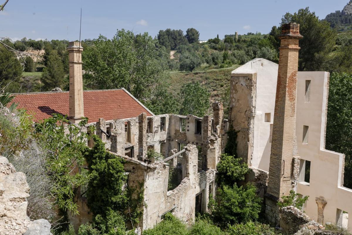El Molí Vell de Ferro, en el centro, en ruinas tras no ejecutarse todo el proyecto. A la izquierda, Els Solers, pendiente de restaurar. A la derecha, uno de los inmuebles reformado