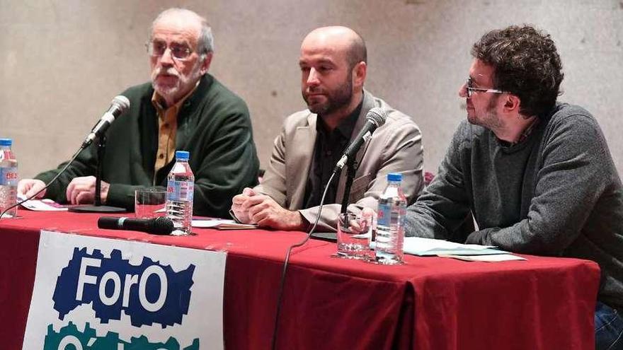 Antón Luaces, Luís Villares y Xosé Manuel Sande, ayer durante la conferencia.