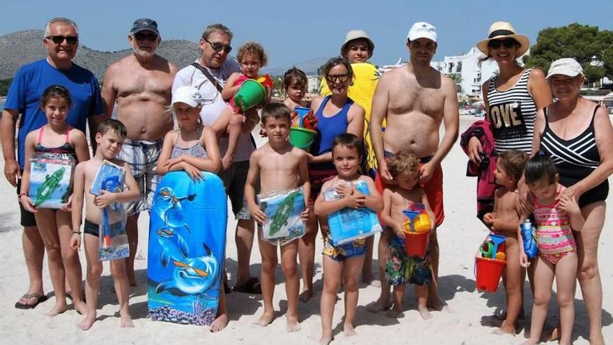 Los ganadores con sus padres y con los representantes del Ayuntamiento.