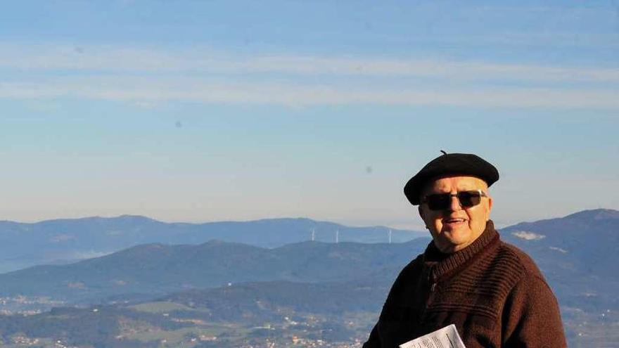 José Antonio Souto, hace unas semanas en la cima del monte Castrove, donde existen las ruinas de una antigua capilla dedicada a Santa Mariña, que el sacerdote pretende poner en valor. // Iñaki Abella