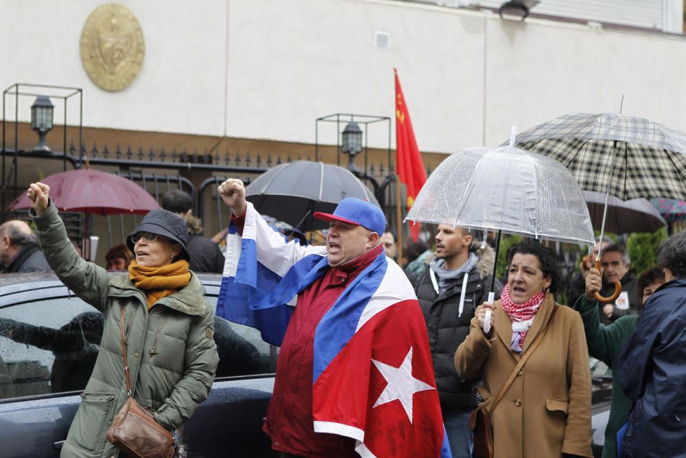 Seguidores de Castro y detractores se enfrentan delante de la embajada cubana en Madrid.