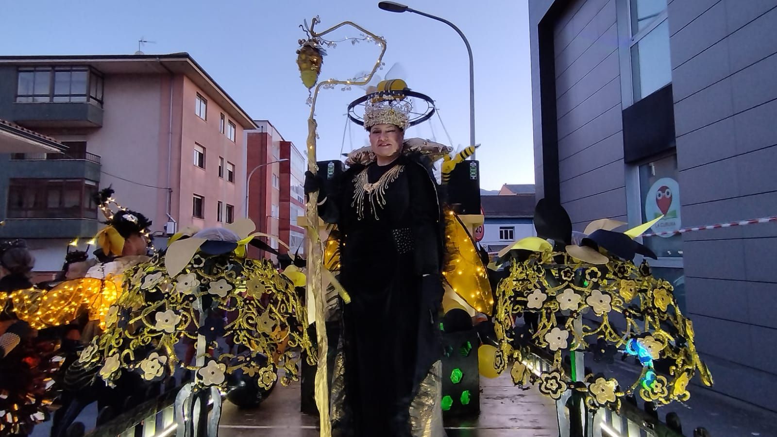 Disfraces y máscaras inundan Llanes en un divertido desfile de carnaval
