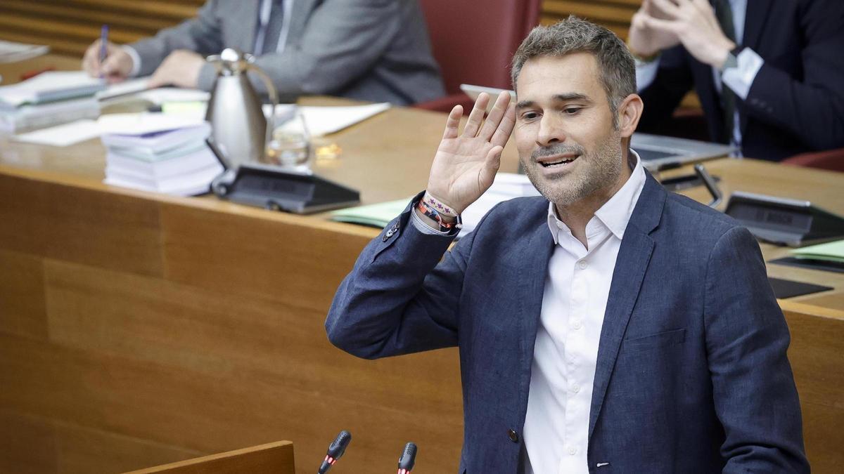 El diputado de Compromís, Gerard Fullana, acusa a Ortí en las Corts, este jueves.