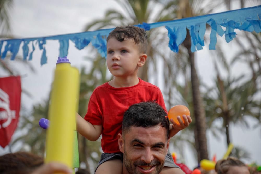 Palma celebra la batalla de agua entre Canamunt y Canavall