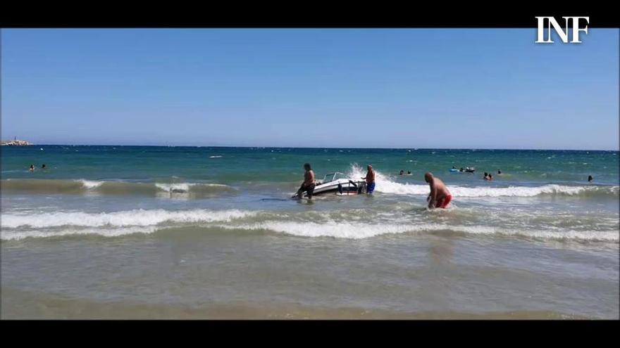 Una embarcación de recreo se hunde en la playa de Los Náufragos de Torrevieja