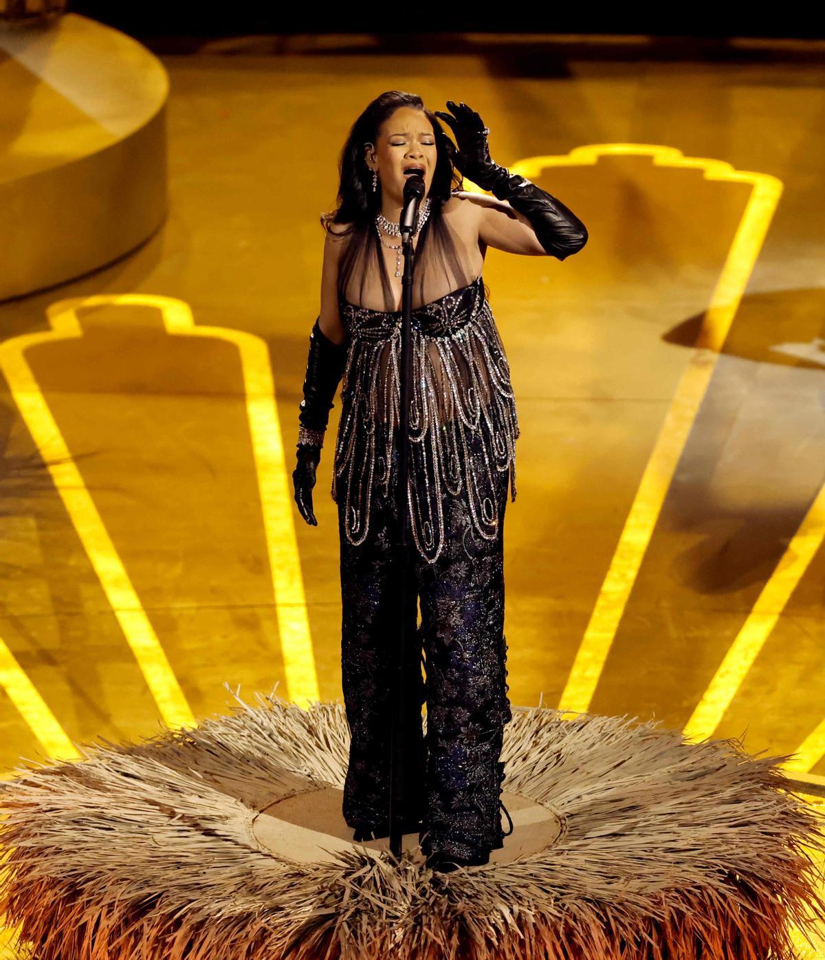 Rihanna interpreta Lift me up en los Oscar 2023