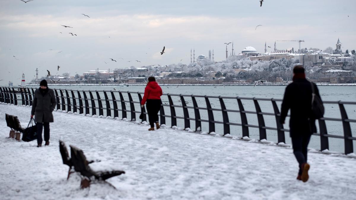 Turquía, bajo un espeso manto de nieve por el temporal Elpis.