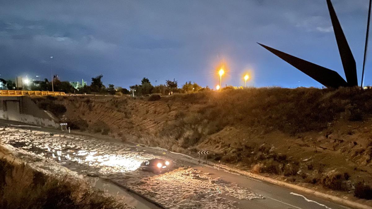 Acumulación de granizo que dificultaba esta mañana el paso por la Vía Parque en sentido Elche-Alicante