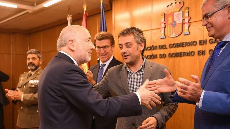 Javier Losada saluda a su predecesor en el cargo, Santiago Villanueva, en presencia del alcalde de A Coruña, Xulio Ferreiro, y detrás el presidente de la Xunta, Alberto Núñez Feijóo. // Carlos Pardellas