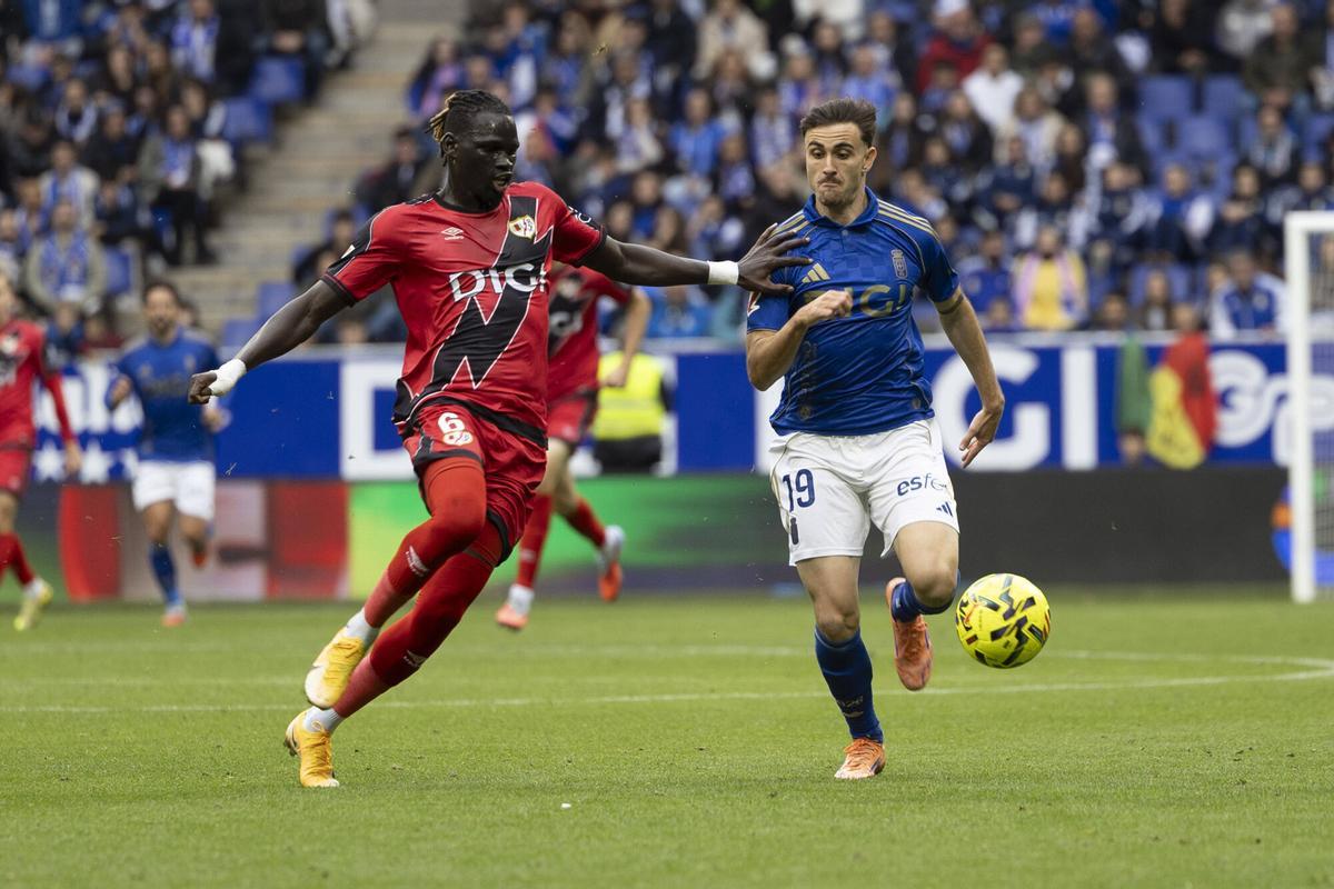 Las imágenes del partido entre el Real Oviedo y el Rayo Vallecano en el ...