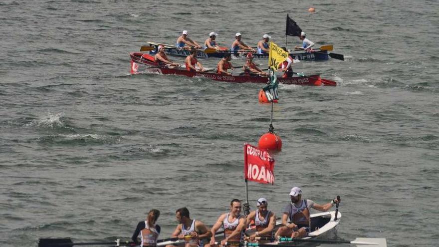 Un instante de una regata de bateles, en aguas de Meira. // Gonzalo Núñez