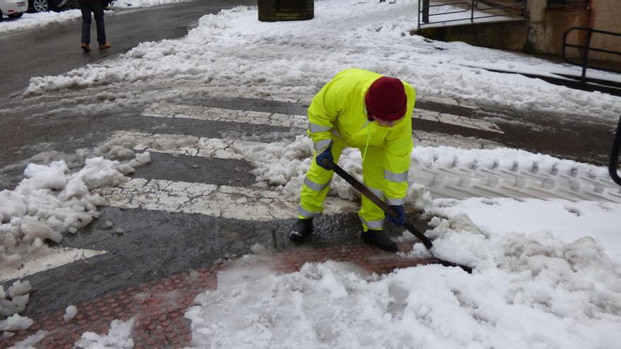 Un operario retira nieve en Tineo.