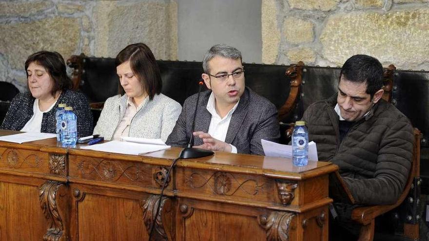 Cuatro de los cinco ediles del PP de Silleda, durante un pleno. // Bernabé/Javier Lalín