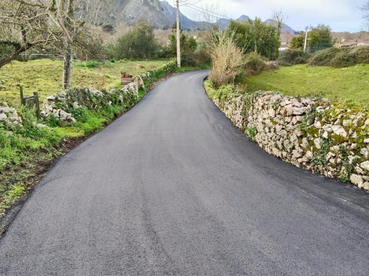 Llanes concluye los trabajos de pavimentación del camino del Corral d´Encima, en San Roque del Acebal
