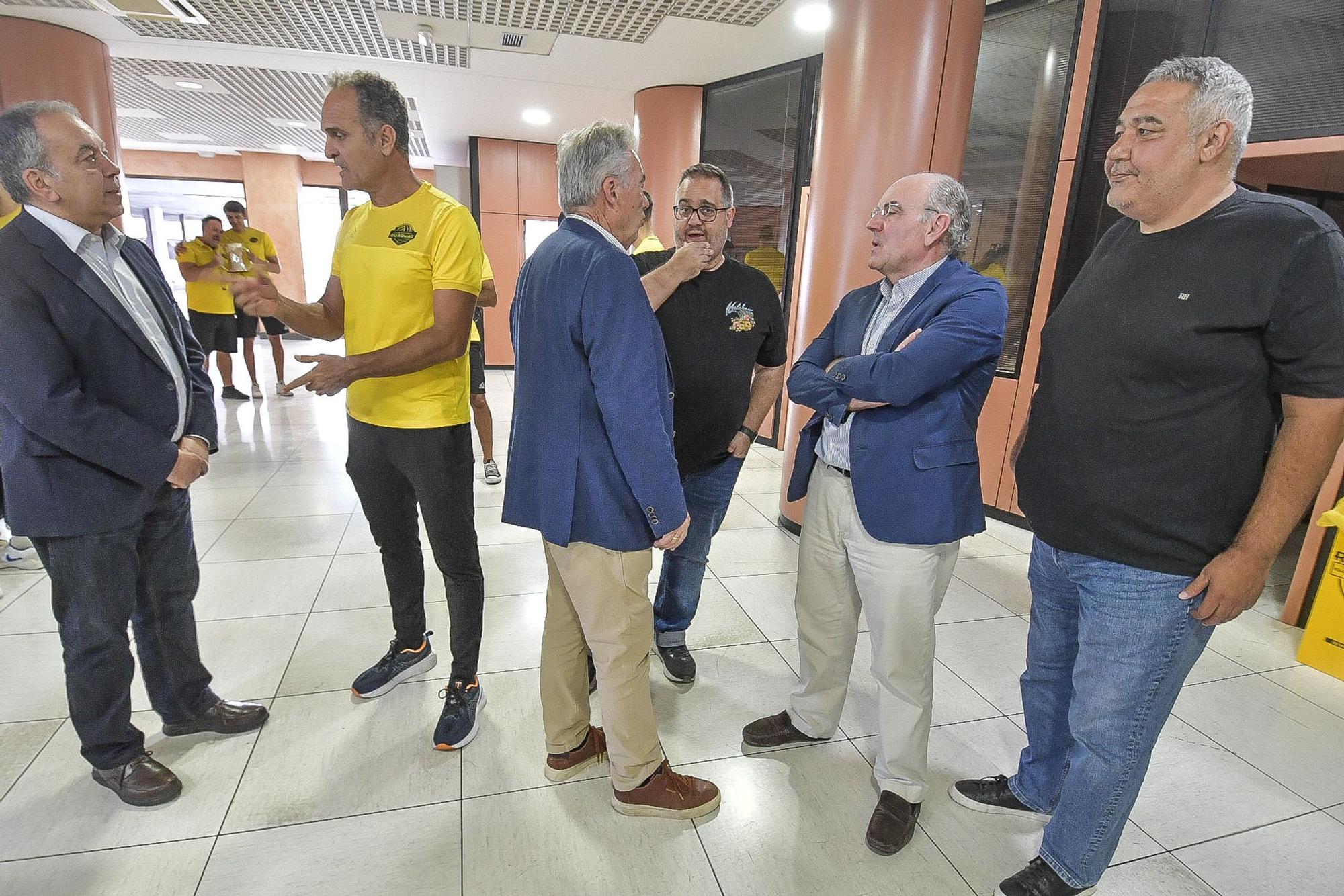 El Guaguas de voleibol visita la redacción de LA PROVINCIA con sus cuatro copas: Liga, Copa del Rey, Supercopa y Copa Ibérica. Póquer de títulos.