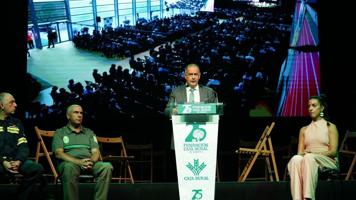 Discurso del presidente de Caja Rural, con la imagen de Ifeza abarrotado proyectada detrás. | José Luis Fernández