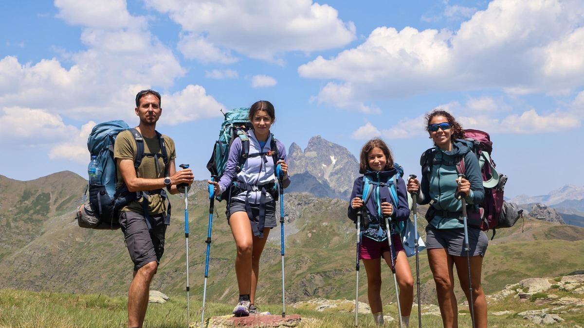 Noel Arraiz, Águeda Monfort y sus hijas Asia y Vera durante la Transpirenaica