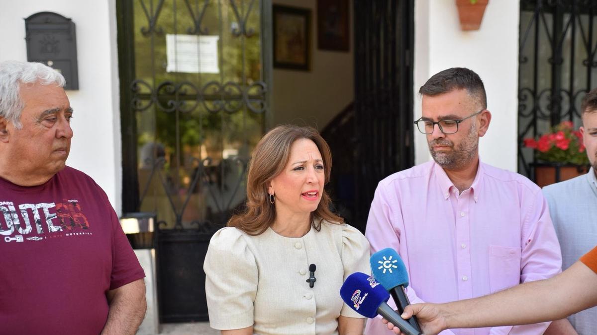 Patricia Navarro con el nuevo alcalde de Villanueva del Trabuco, Alejandro Pascual.