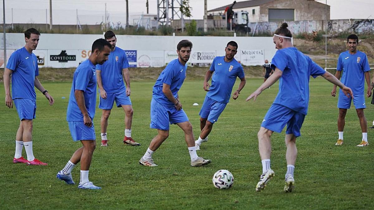 Los jugadores del CD Villaralbo realizan un rondo durante una sesión de entrenamiento. | Jose L. Fernández