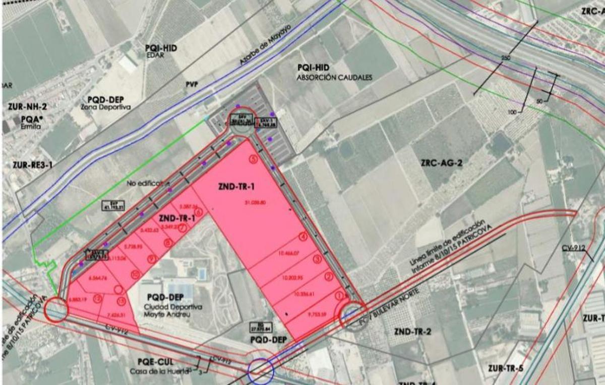 En rosa el ámbito de actuación de edificación de la zona comercial sobre más de 150.000 metros cuadrados. A la izquierda, arriba la pedanía del Saladar y el azarbe Mayayo. A la derecha, la autopista
