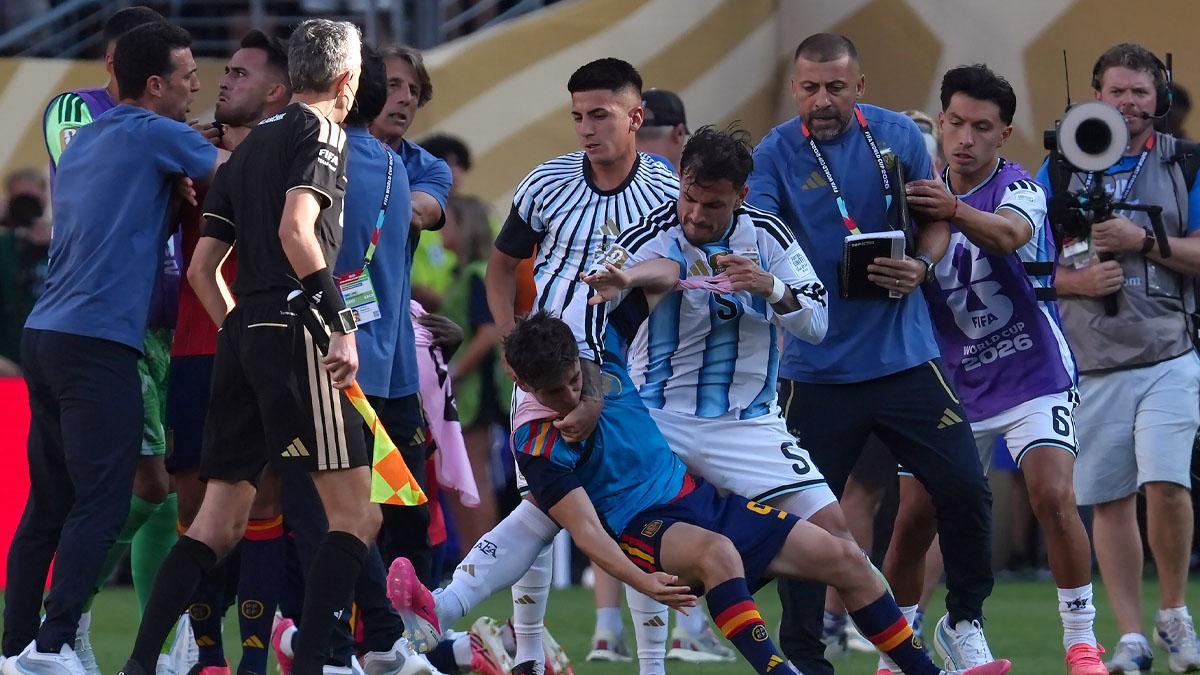 Paredes agrede a Gavi