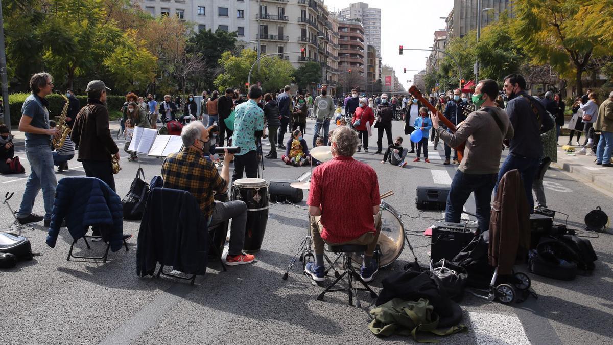 Protesta contra las autopistas urbanas Corte en la calle Aragó entre Aribau y Balmes