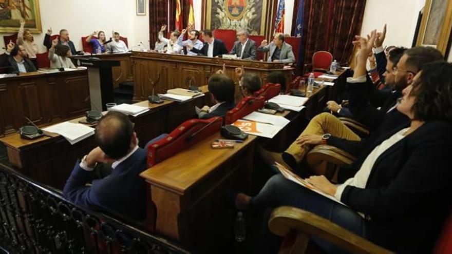 Los grupos con representación municipal en un pleno en el Ayuntamiento de Elche.