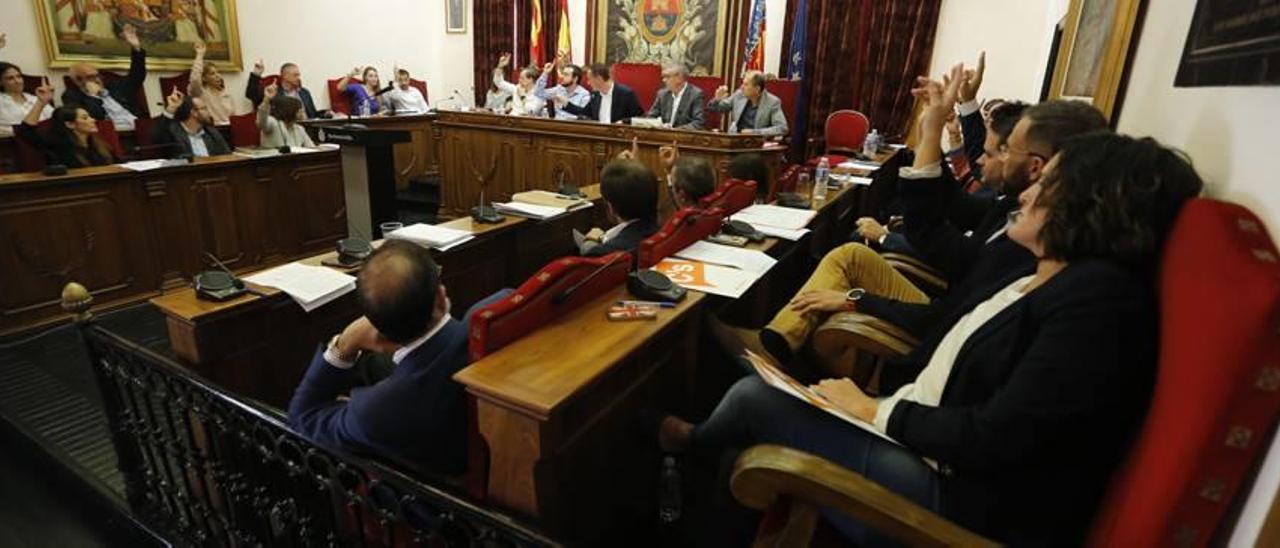 Los grupos con representación municipal en un pleno en el Ayuntamiento de Elche.