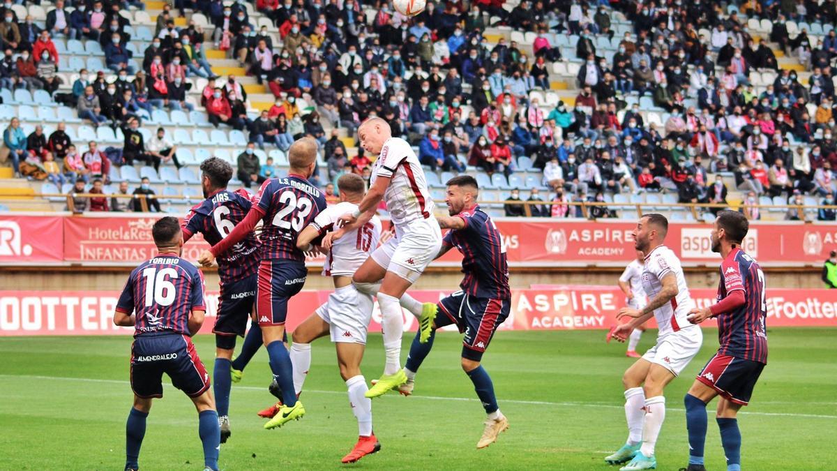 Obolskiy de la Cultural Leonesa se eleva en un salto ante jugadores del Extremadura en el partido en el Reino de León.