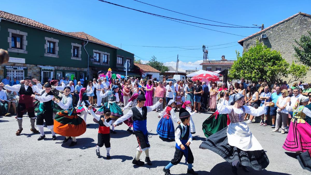Así ha sido el inicio de las fiestas de Santa Ana en Quintes: misa, procesión y folclore en una jornada plenamente veraniega