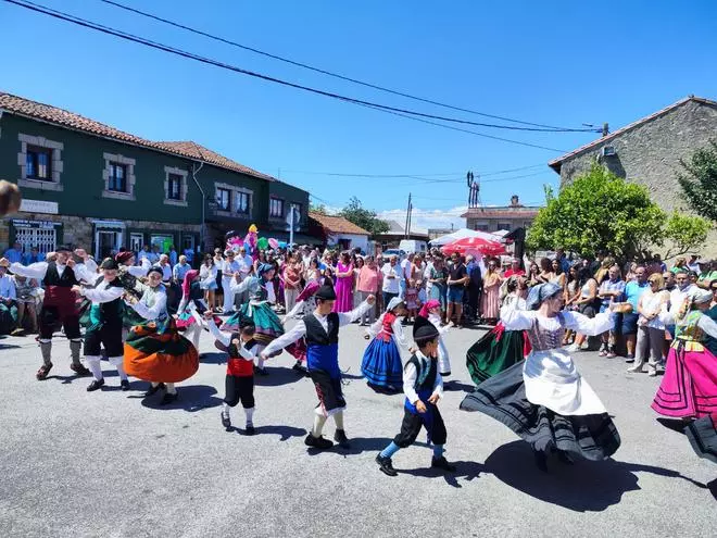 Así ha sido el inicio de las fiestas de Santa Ana en Quintes: misa, procesión y folclore en una jornada plenamente veraniega