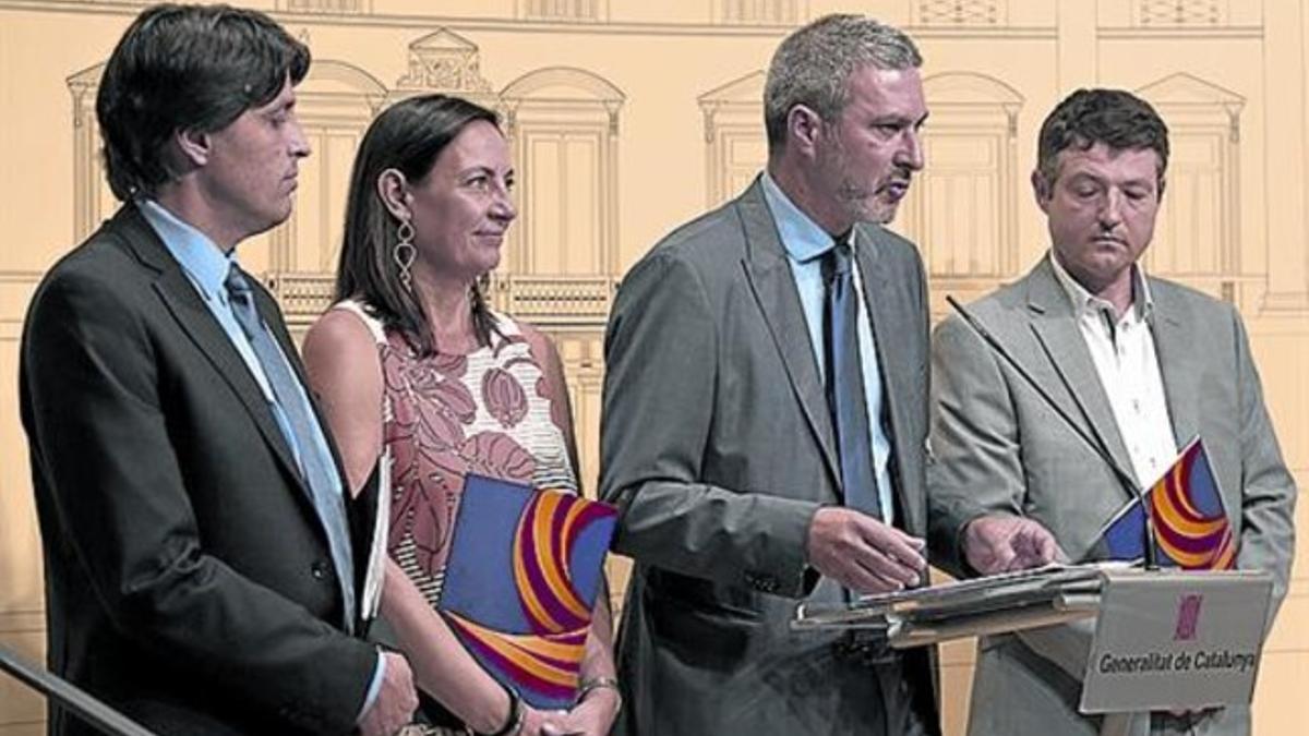 Cuatro de los dirigentes de Societat Civil, en junio, en el Parlament.