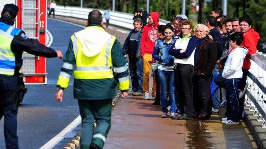 El siniestro causó gran expectación en el puente de A Illa.  //Iñaki Abella