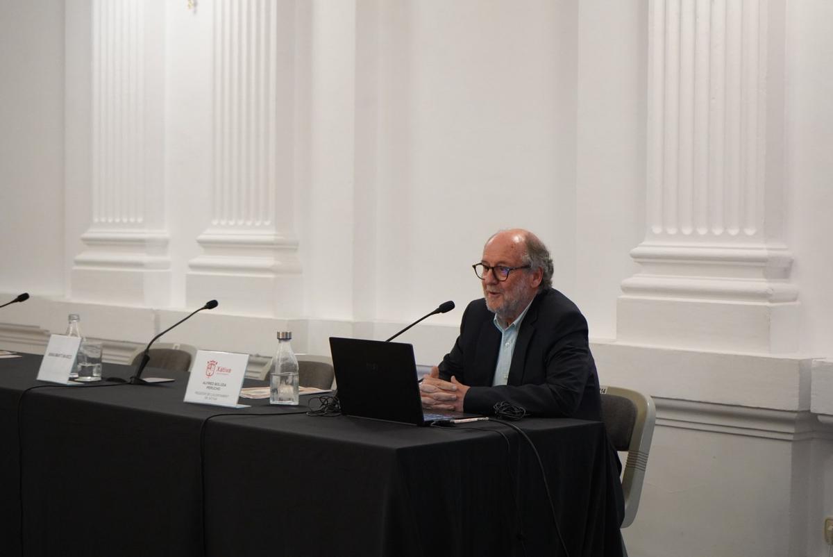 Valentín Villaverde, catedrático de la UV y primer ponente del ciclo de Gonzalo Viñes, durante su conferencia.