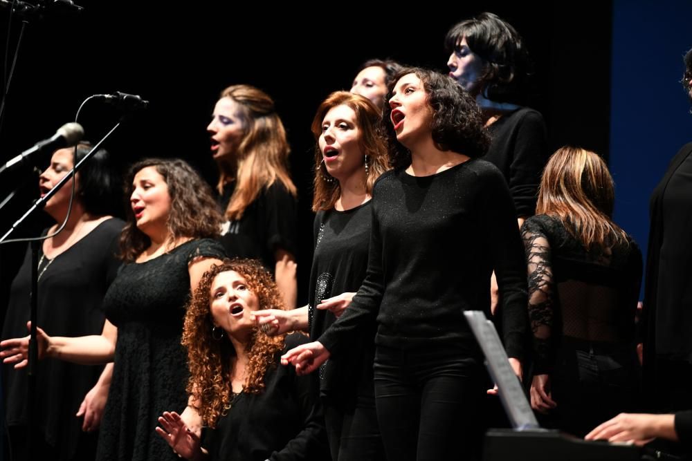 A Radio Conta celebra en el teatro Rosalía su quinta edición, en la que homenajeó a Ángel Gómez Hervada y recaudó fondos para Aspace