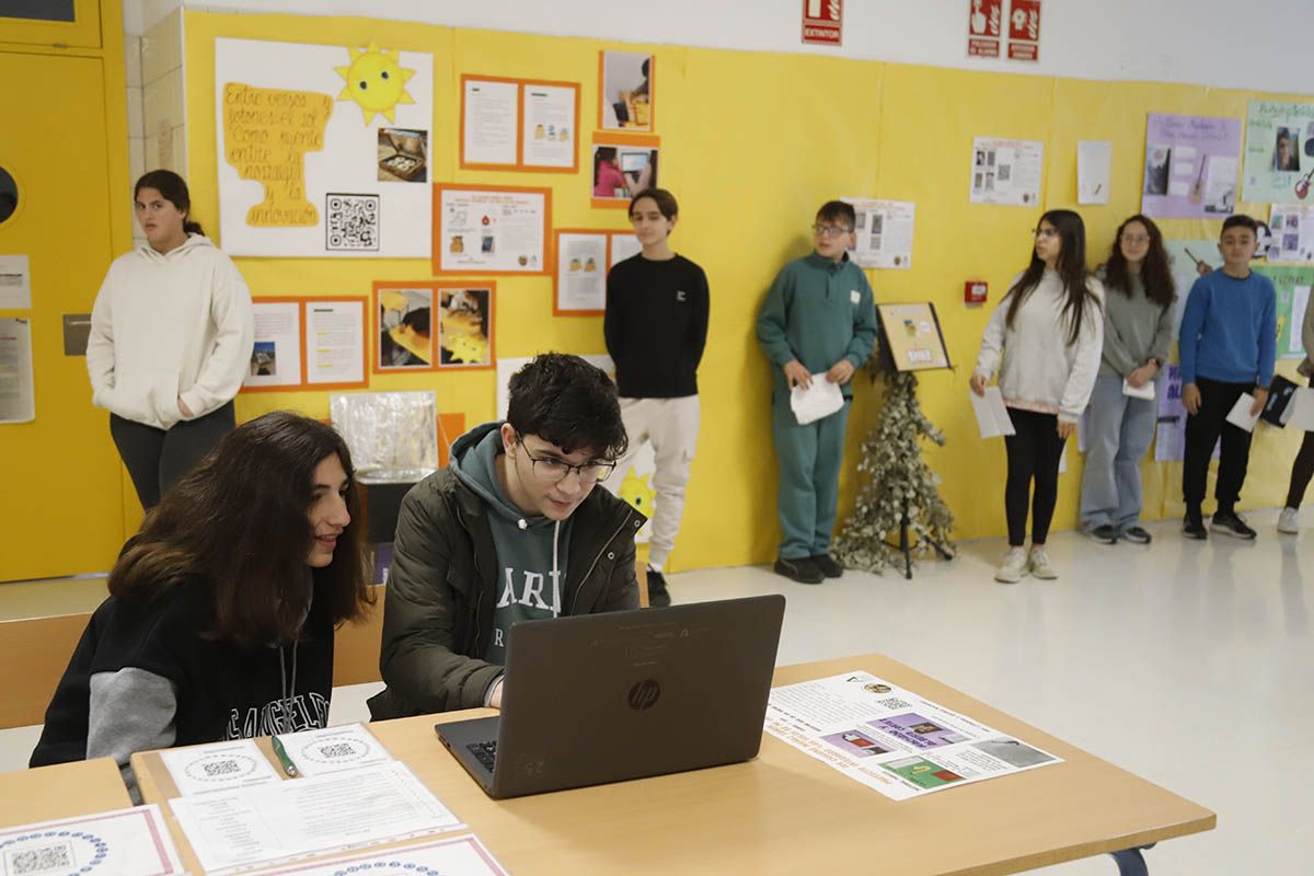 La flamante Medalla de Andalucía Casiana Muñoz visita en Córdoba el IES que lleva su nombre
