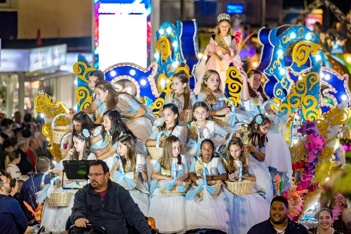 Un colorido Desfile de Carrozas cierras las fiestas de Benidorm