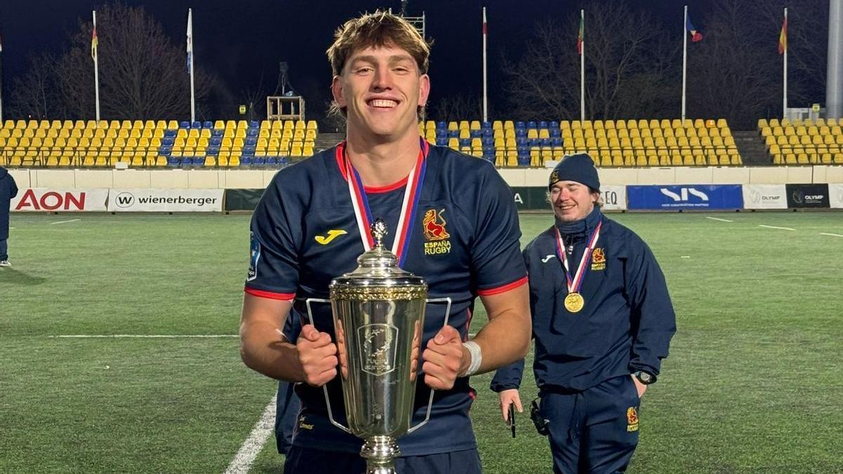 Nico Goldspink posa con su medalla de oro y el trofeo de campeón