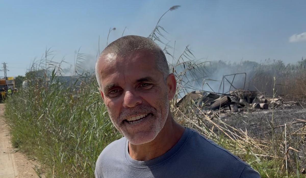 Marc Martí, junto al incendio.