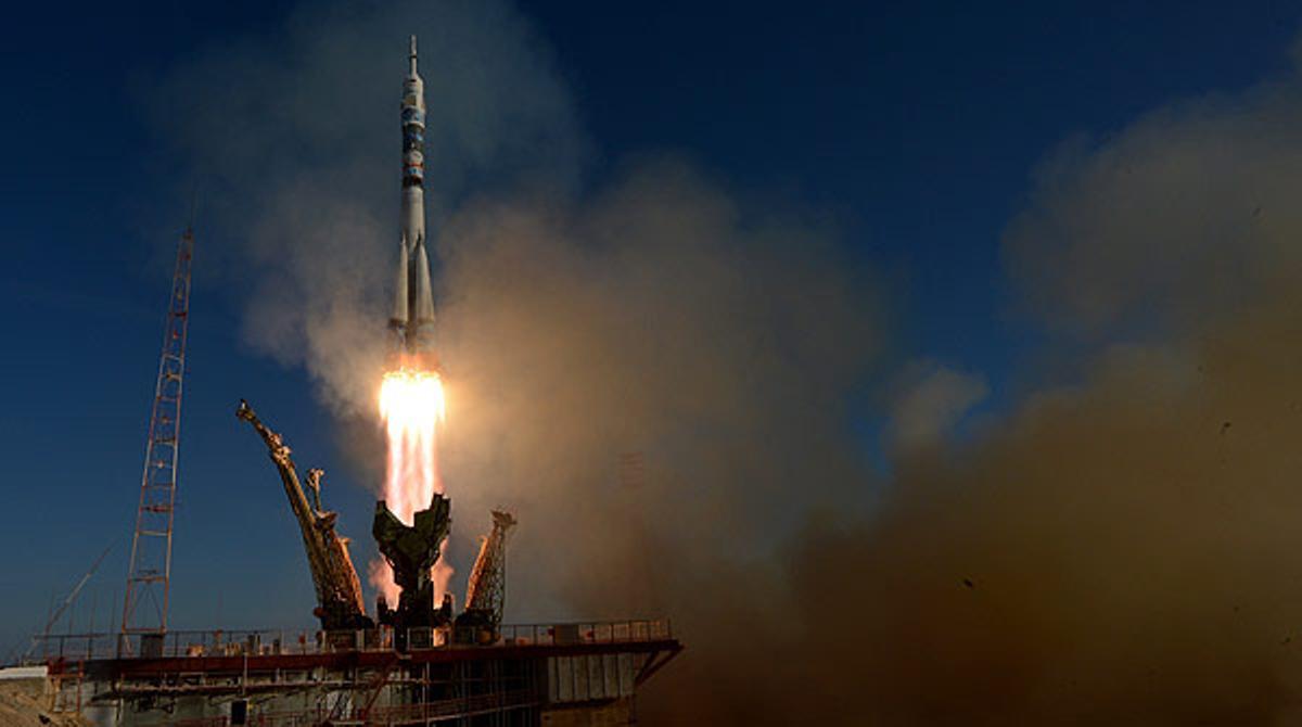 La ’Soiuz’ s’enlaira amb la torxa olímpica cap a l’Estació Espacial Internacional.